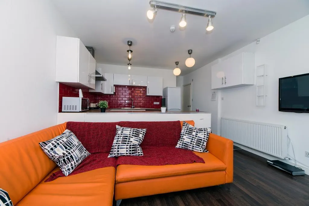 6 bed terraced house to rent — photo 1 of 3