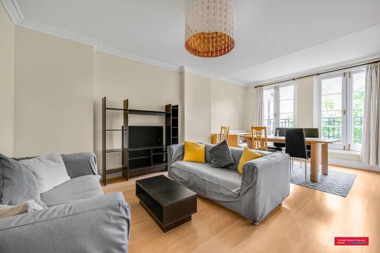 2 bedroom flat — photo 1 of 3