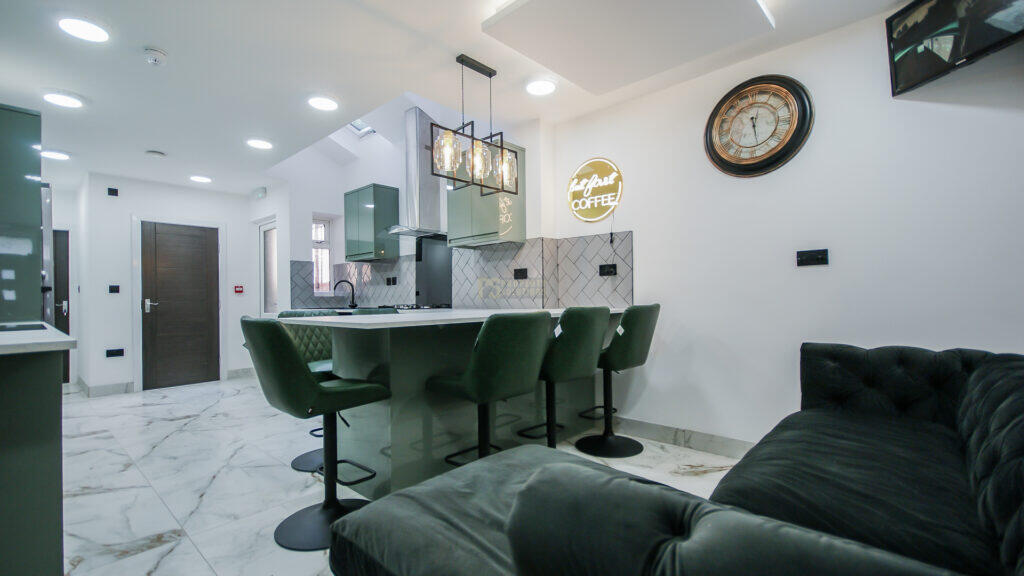 6 bedroom terraced — photo 1 of 4
