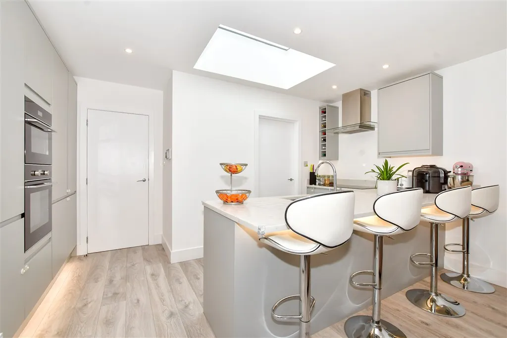 2 bed flat for sale — photo 1 of 4
