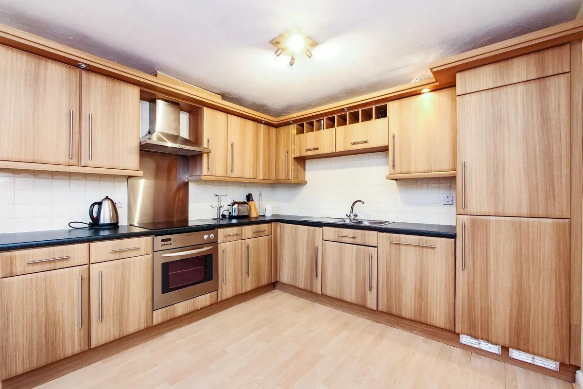 Modern Two-Bedroom Flat with Garden and Parking — photo 1 of 6