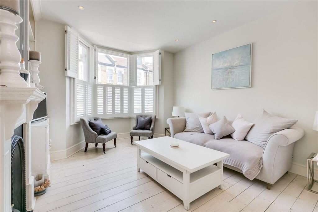 3 Bed Semi-detached in London — photo 1 of 3
