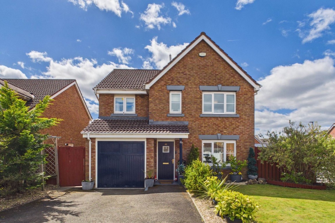 4 bed detached for sale in Luggieburn