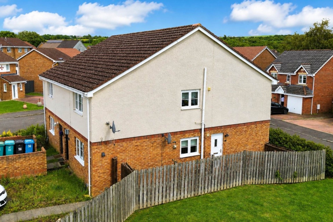 2 bed flat for sale in Taylor