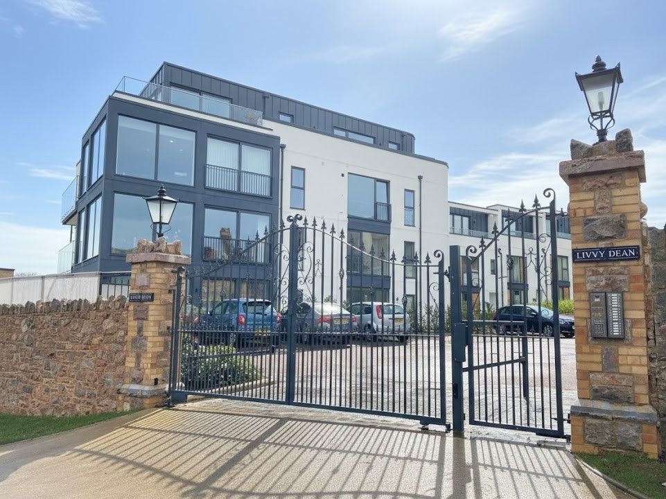2 bed flat for sale in Torquay