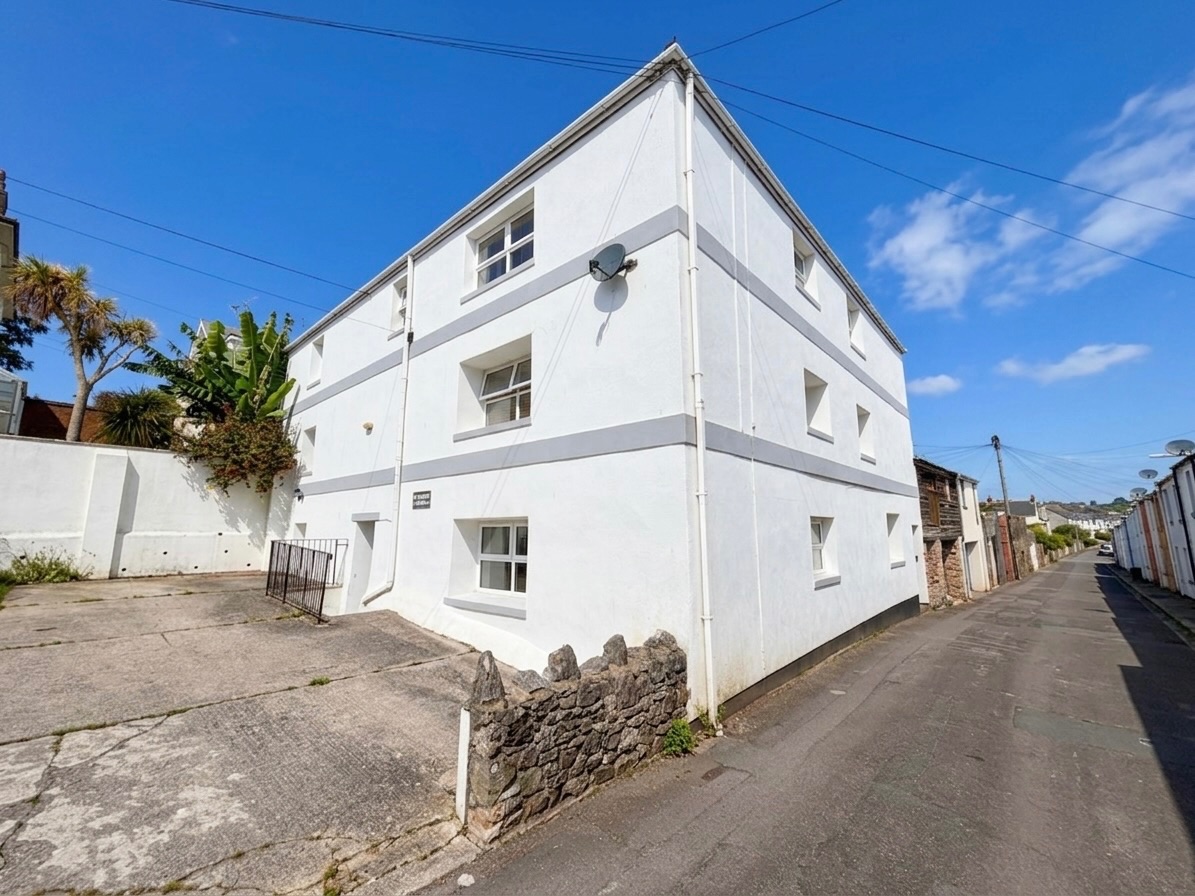 2 bed flat to rent in Torquay
