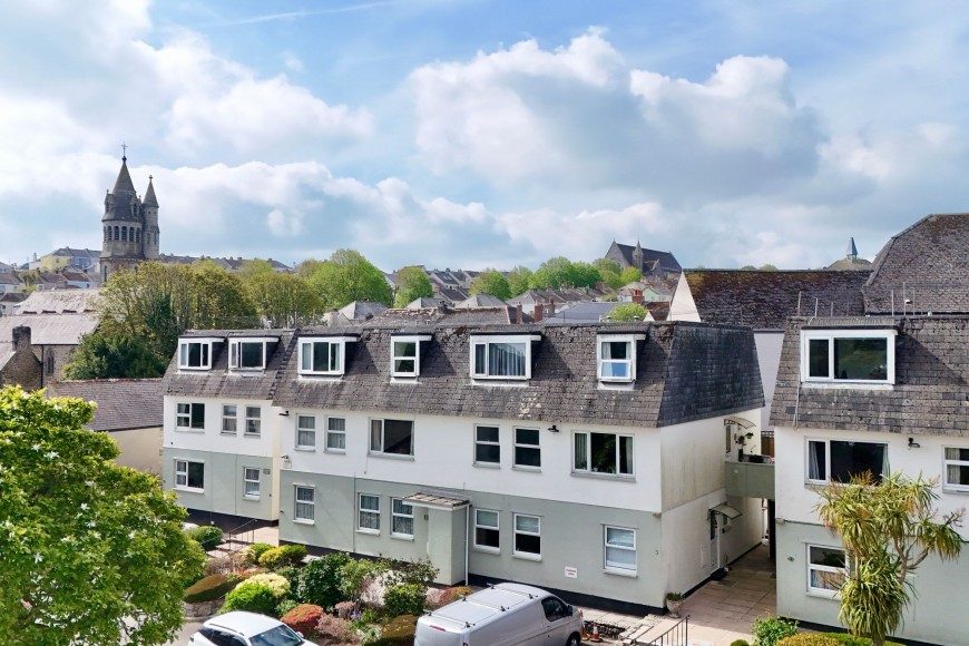 2 bed flat for sale in Falmouth